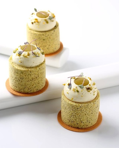 Pistachio and spring orange roll